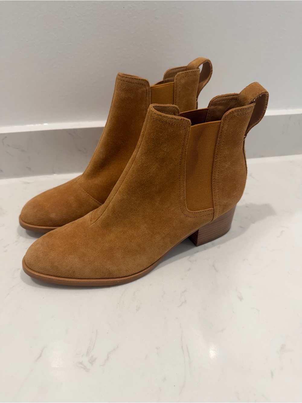 Rag and bone Classic Suede Chelsea Booties in Tan. Size 38